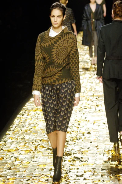 Look 16